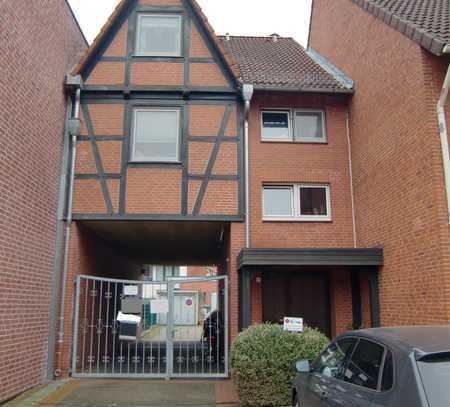 Vermietetes Stadthaus mit 2 Balkonen und Innenhof in der City