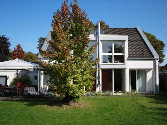 Modernes Einfamilienhaus in stilvollem Design, West-Garten und klaren Strukturen