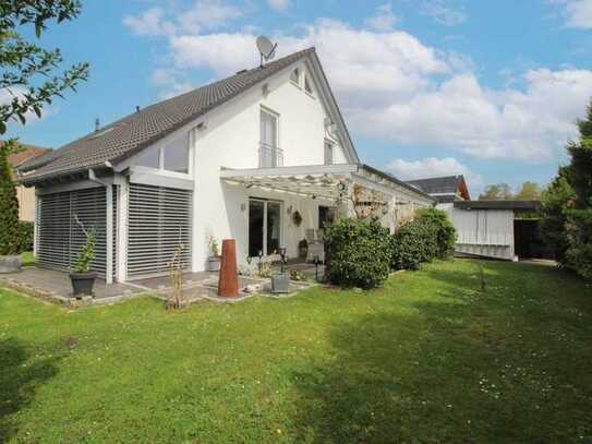 Moderne Architektur: Großes Einfamilienhaus mit geräumiger Einliegerwohnung in Hücker Aschen