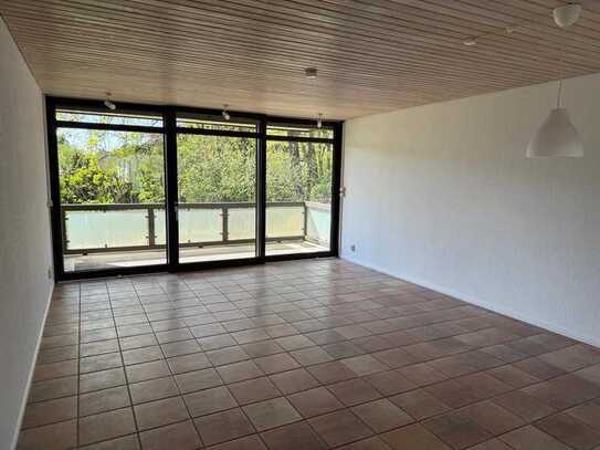 Ruhige und vollständig renovierte Wohnung mit EBK und Blick ins grüne