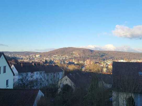 Freundliche und vollständig renovierte 3-Raum-Wohnung mit Balkon in Bad Kissingen