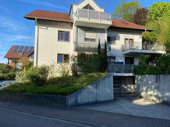 Top 2 Zimmer Wohnung Tolle ruhige Lage Küche Bad WC Dachterrasse Tiefgarage in Achern Eichelsberg