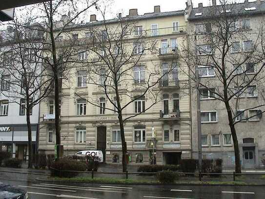 Helle Dachgeschosswohnung mit Dachterrasse und Aufzug im Stilaltbau in Laufnähe zur Innenstadt