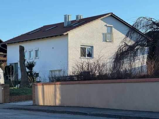 Viel Platz, hell, mit PV-Anlage: Freistehendes Familienhaus, auf großem Grundstück!