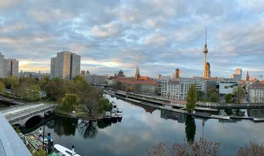 Arbeitsplätze in Attikabüro mit Dachterasse und Panoramablick in Berlin Mitte