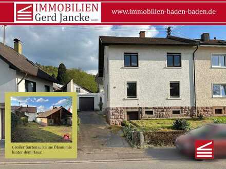 Baden-Baden, Doppelhaushälfte mit großem Garten, kleiner Ökonomie und Garage.
