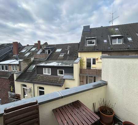 Geschmackvolle 2-Raum-Wohnung mit Balkon und Einbauküche in Düsseldorf