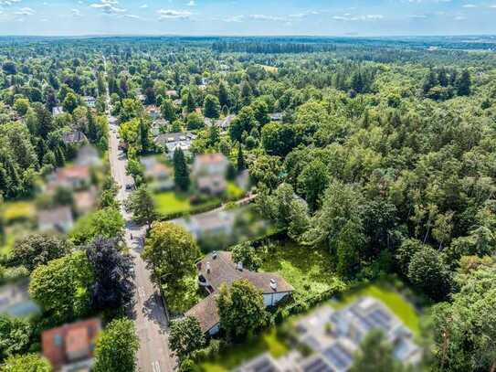 In naturnaher Villenlage: Zwei Grundstücksanteile mit Genehmigung für je eine Einfamilien-Villa