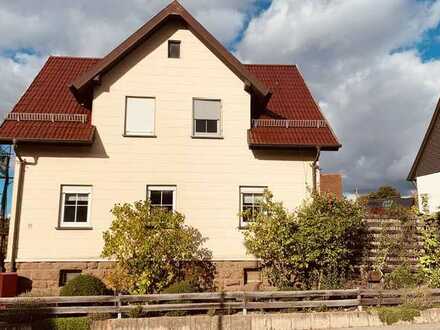 Freistehendes Einfamilienhaus mit Garage, Terrassengarten und viel Potential