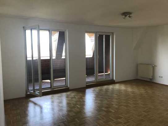 **Rosenheim **4 Zimmer**Küche mit EBK**Balkon**Bad mit Wanne**sep. WC**Keller**Parkett**