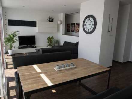 Exklusive, neuwertige 3,5-Zimmer-DG-Wohnung mit Balkon und Einbauküche in Kösching