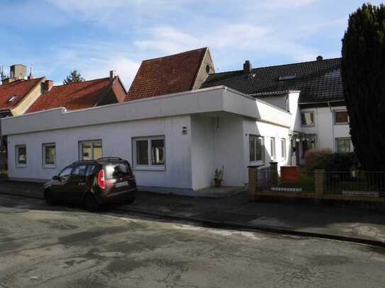 Gepflegte Wohnung mit fünf Zimmern und Balkon.