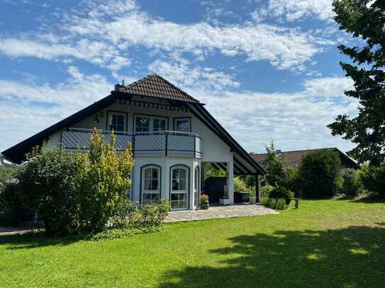 Idyllisches Grundstück mit gepflegtem Einfamilienhaus in schöner Hanglage mit Fernsicht