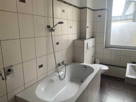 geräumige 3-Raum-Wohnung im EG mit EBK