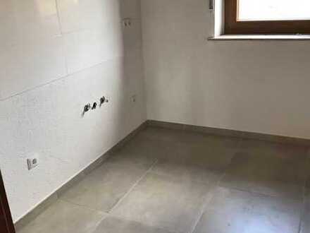 Neuwertige Wohnung mit drei Zimmern und Balkon in Hof