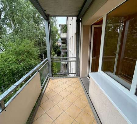 Gemütliche 4-Zimmer mit Balkon, Wannenbad und Laminat in guter Lage!