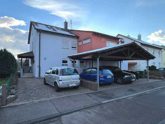 Vermietetes Mehrfamilienhaus mit Garten, einer Garage und 3 Carports in Knittlingen