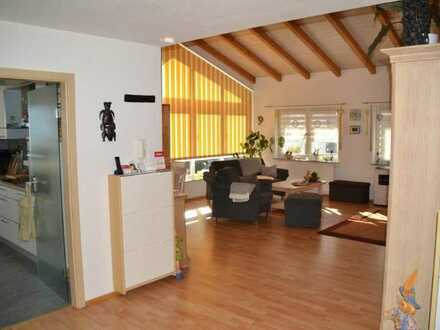 Gepflegte 4-Raum-Penthouse-Wohnung mit Balkon und Küche in Oberndorf