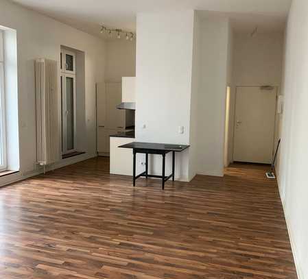 lichtdurchflutete 3 Zimmer maisonette Wohnung in lebendigem Bezirk