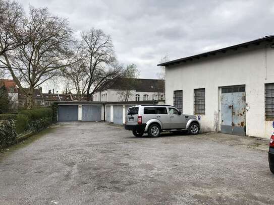 Garage mit Schrankeneinfahrt und neuem Garagentor, Nähe Krayer Markt