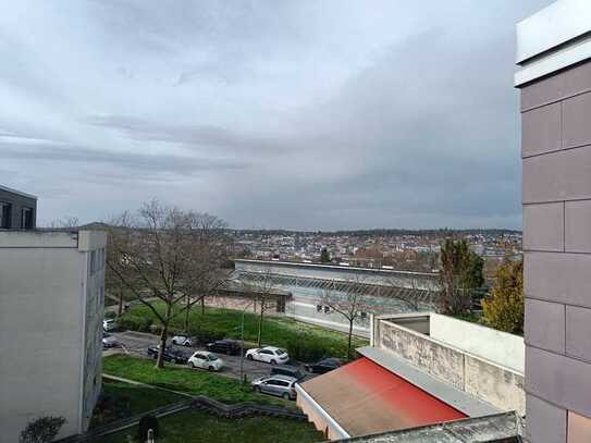 Sonnige 2,5-Zimmer-Penthouse-Wohnung mit Terrasse und Balkon über den Dächern von Pforzheim