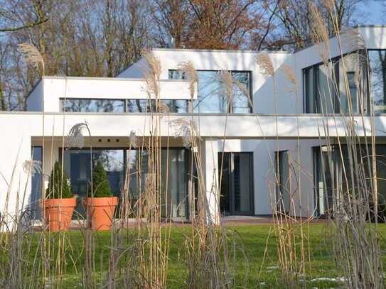 Neuwertige Luxusvilla im klassischen Bauhausstil