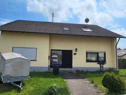 Zwangsversteigerung ! Zweifamilienhaus mit großem Grundstück und Doppelgarage