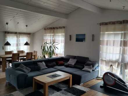 Luxuriöse Dachgeschoss-Wohnung mit Balkon, Einbauküche und Doppelgarage in Kämpfelbach