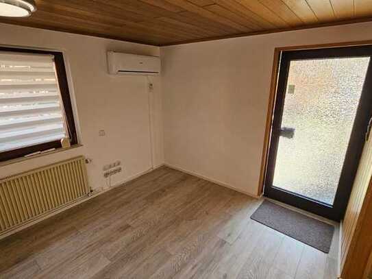 Sanierte Erdgeschosswohnung mit zwei Zimmern und Einbauküche in Darmstadt