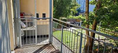 moderne Einbauküche und Balkon - Solarunterstützung bei BK