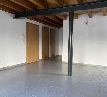 Gepflegte Hochparterre-Wohnung mit drei Zimmern und Balkon in Lustadt