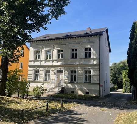 Schöne, geräumige drei Zimmer Wohnung im denkmalgeschützten Haus