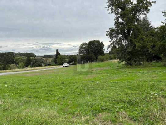 RUHIG GELEGEN MIT BLICK IN DIE FERNE