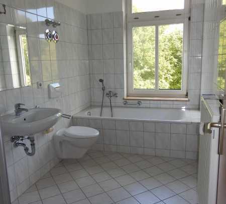 TAGESLICHTBAD WANNE/DUSCHE--LIFT--LAMINAT--GÄSTE WC--SUPERHELL !!