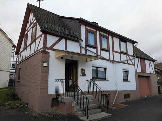 Einfamilienhaus mit schönem Grundstück in ruhiger Lage in zweiter Baureihe in Holzhausen!