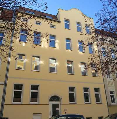 Schöne 2 Zi-Wohnung mit Balkon, Holzdielung, off. Küche und Wannenbad in der südl. Innenstadt