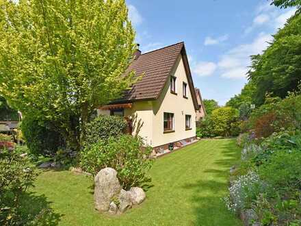 Gartenparadies mit Häuschen: Gemütliches Refugium mit Vollkeller auf ca. 690 m² gr. S/W-Grundstück