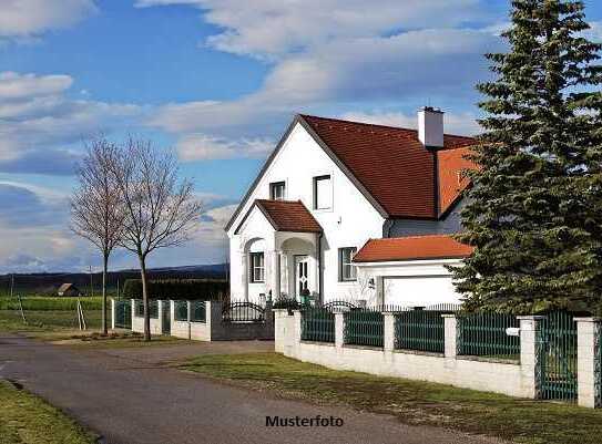 Freistehendes Einfamilienhaus nebst unterkellerter Garage