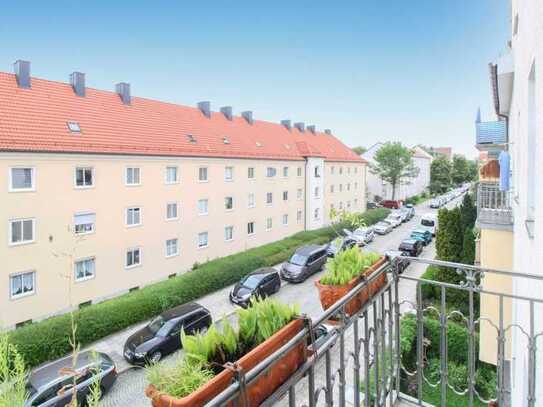 Charmante Altbauwohnung mit hohen Decken u. Balkon, nur 450 m zur U-Bahn "Milbertshofen U2/U8"