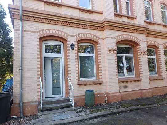 Helle, frisch renovierte Wohnung in altem Bahnhof - mit Garten -