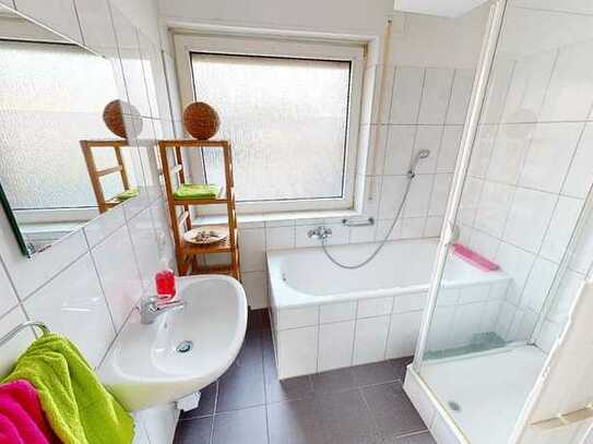 Vermietet an Top Mieter, Helle geräumige 4 Zimmer Erdgeschosswohnung mit Dusche und Wanne