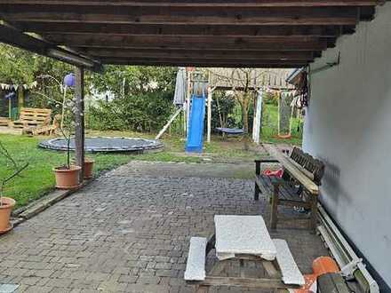 Pkw-Carport- Stellplatz im Hof