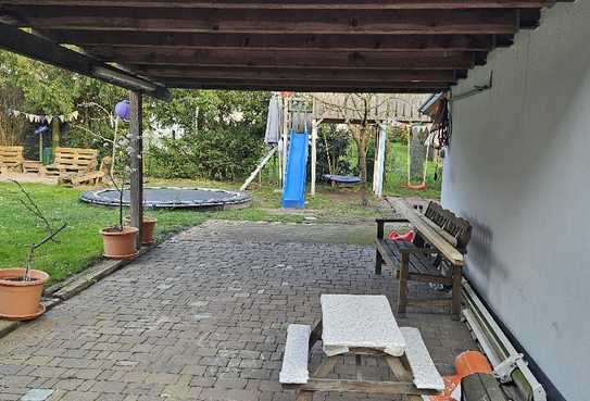 Pkw-Carport- Stellplatz im Hof