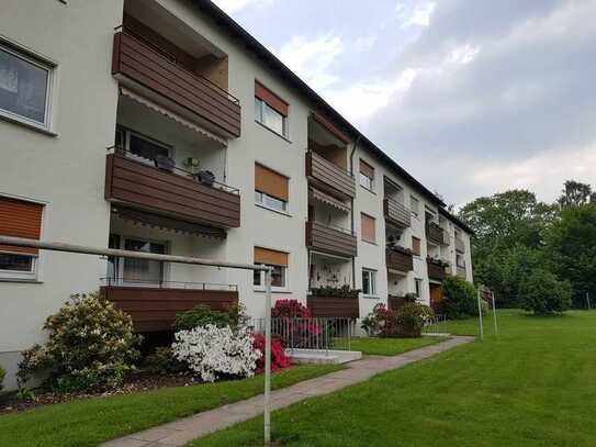 Gepflegte Erdgeschosswohnung mit Einbauküche, Wannenbad und Balkon