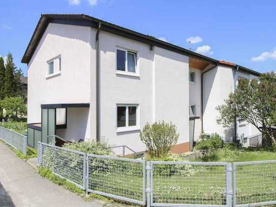 Charmantes Zweifamilienhaus mit 6 Zimmern, Garten und Doppelgarage