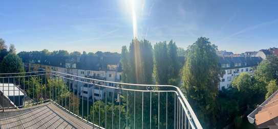 Schöne Dachgeschoss Wohnung mit Balkon und Tageslichtbad