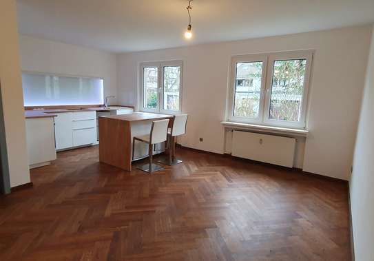 2,5-Zimmer-Hochparterre-Wohnung mit Balkon und Einbauküche in Porz