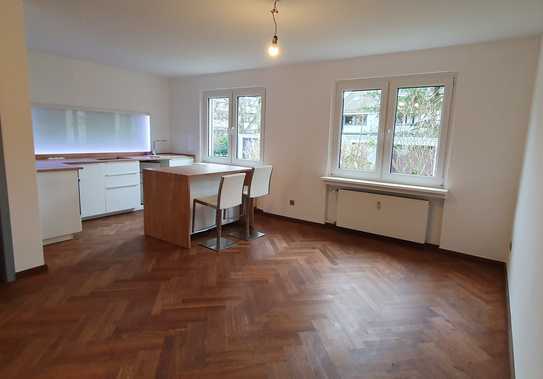 2,5-Zimmer-Hochparterre-Wohnung mit Balkon und Einbauküche in Porz