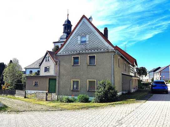 Wohnhaus zum Sanieren - mit zwei Garagen, Werkstatt und kleinem Garten!