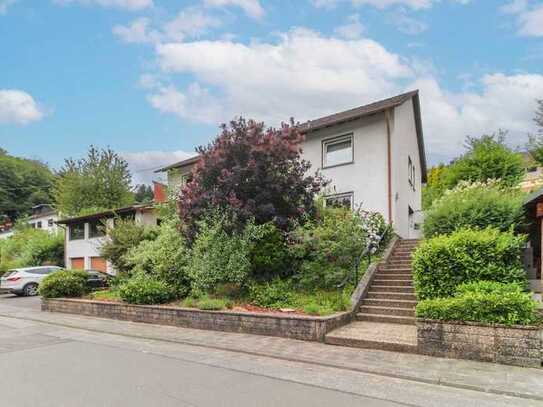 Eigenheim mit Garten, 4 Freistellplätzen und 4 Garagen in Waldrandlage